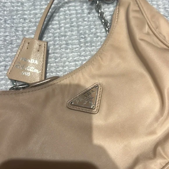 Desert beige re-edition nylon Prada bag - Picture 4 of 10